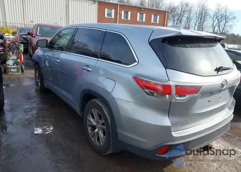 2015 Toyota Highlander Le Plus V6 z USA, uszkodzony, nr VIN 5TDBKRFH7FS073652